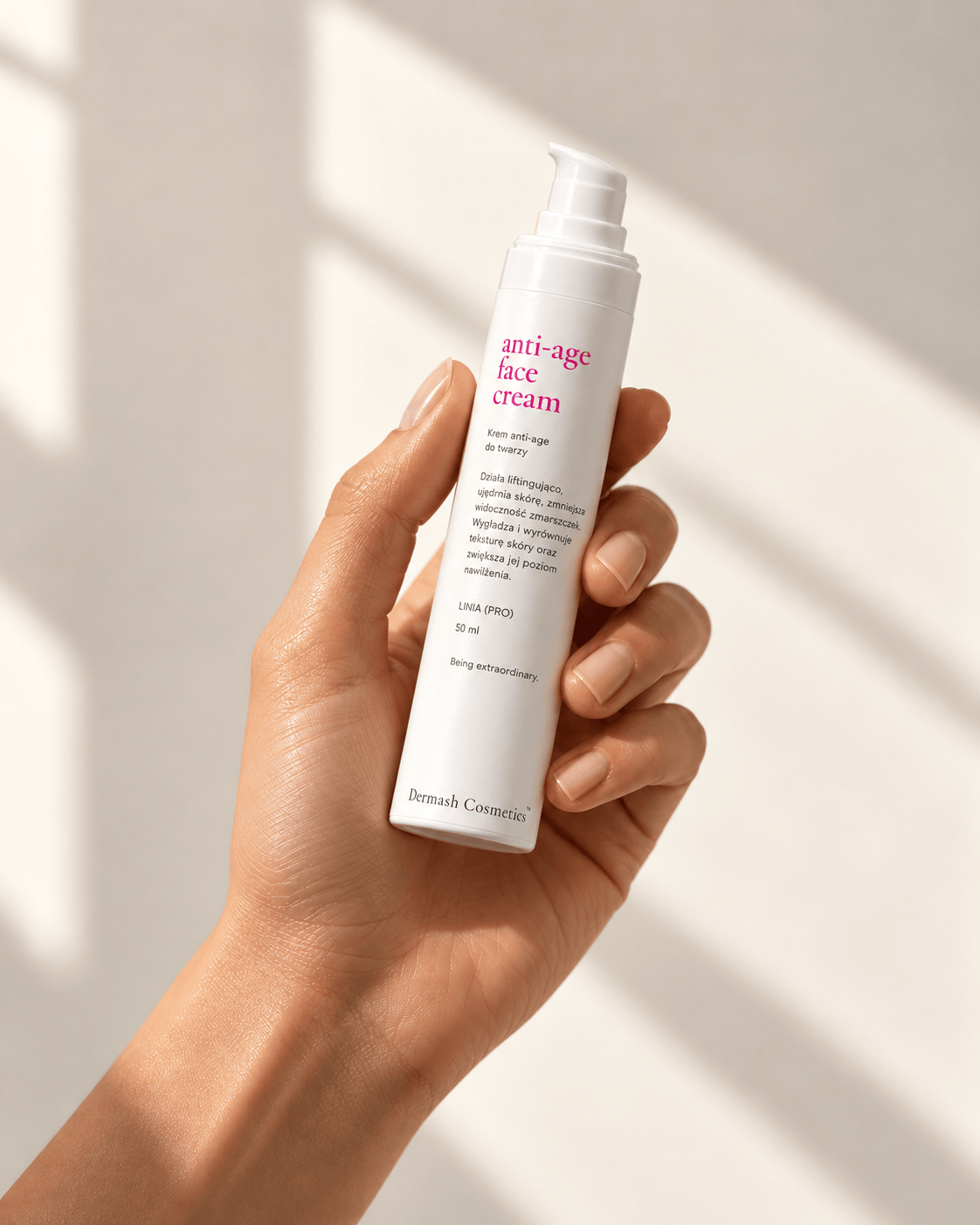 Smukła butelka Anti-Age Face Cream trzymana w dłoni, w ciepłym świetle dziennym.