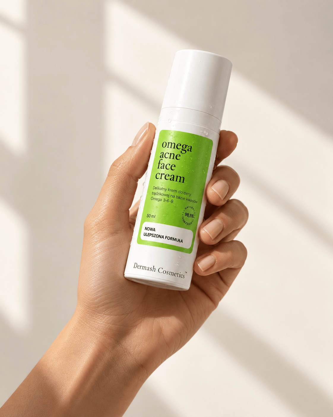 Omega Acne Face Cream w dłoni, w naturalnym świetle.